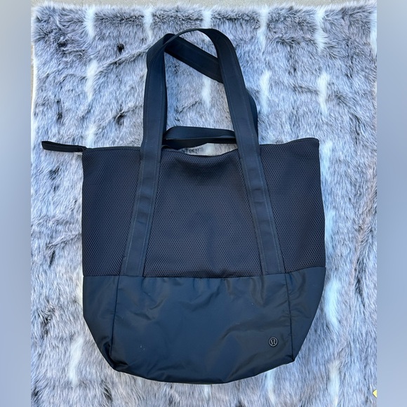 Lululemon athletica Hot Mesh  Tote Black - Picture 2 of 8